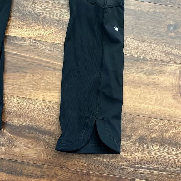 Lululemon chase me leggings. Size 4/27. - Picture 5 of 6